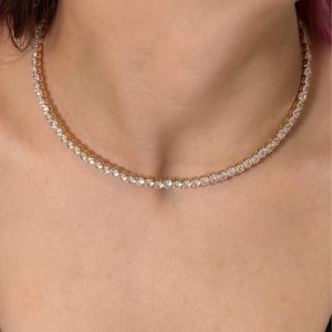 Yuvarlak taşlarla çevrili, boyunu saran sıkılığıyla klasik bir choker formunda tasarlanmış ışıltılı bir Xuping Su Yolu Chocker Kolye